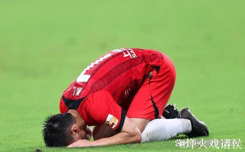 问鼎世俱杯!查洛巴晒躺在球场内照片:盼望中喜乐,患难中忍耐 问鼎世俱杯!查洛巴晒躺在球场内照片:盼望中喜乐,患难中忍耐