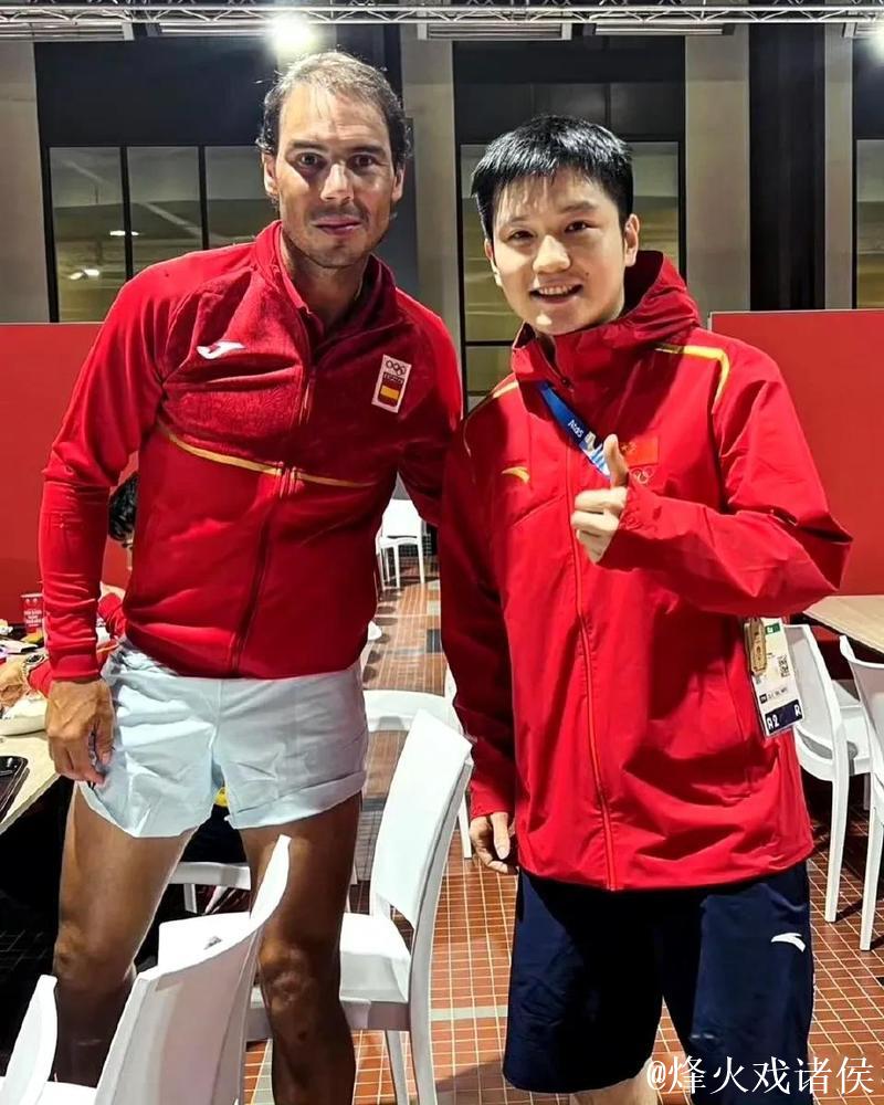 樊振东退场时，跟外国小球迷耐心合影，细节之处彰显东哥的修养