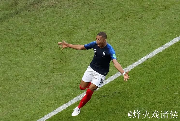 姆巴佩晒手拿全场MVP奖杯和比赛用球照片:团结 姆巴佩晒手拿全场MVP奖杯和比赛用球照片:团结